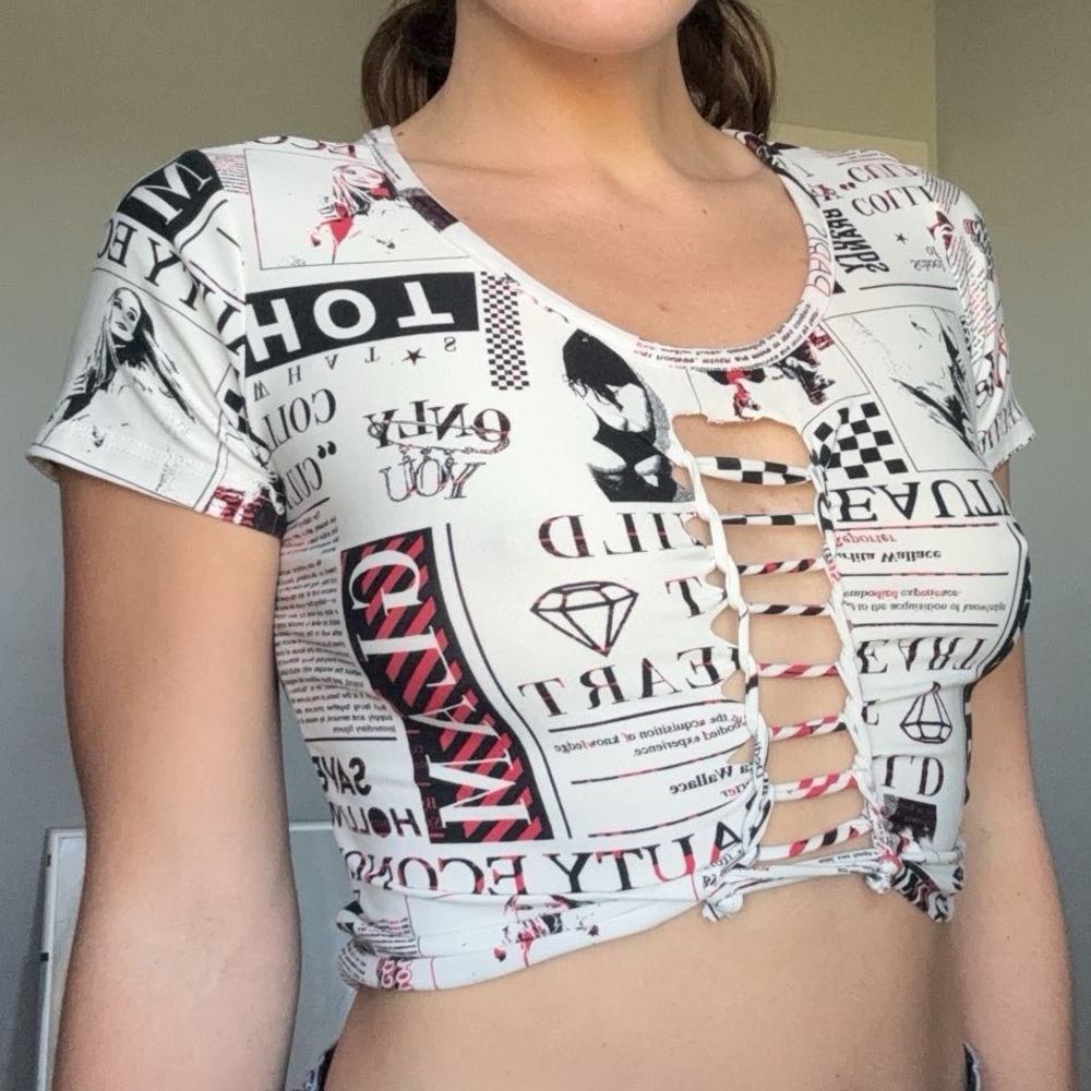 Fashion Graphic Cut Out Crop Top Size M
